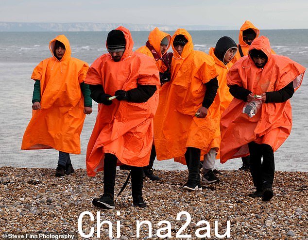 一群多达 12 人在被走私犯罪团伙送入波涛汹涌的水域后被 RNLI 安全带上岸