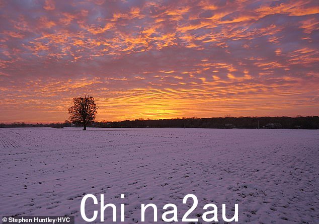 今天早上,在切姆斯福德的丹伯里发生戏剧性的日出后,雪、雨夹雪和雨带将向埃塞克斯前进