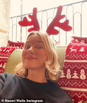超越鲁道夫:54 岁的娜奥米沃茨 (Naomi Watts) 在满是去年假期照片的帖子中露出灿烂的笑容,头上戴着红色驯鹿鹿角