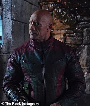 可爱:Dwayne 'The Rock' Johnson,50 岁,捕捉到他女儿寻找 Elfie 的可爱时刻