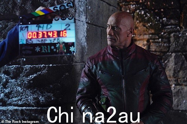 Future Xmas: The Rock 在圣诞节期间张贴了一张他自己的照片动作片 Red One,将于明年假期及时上映