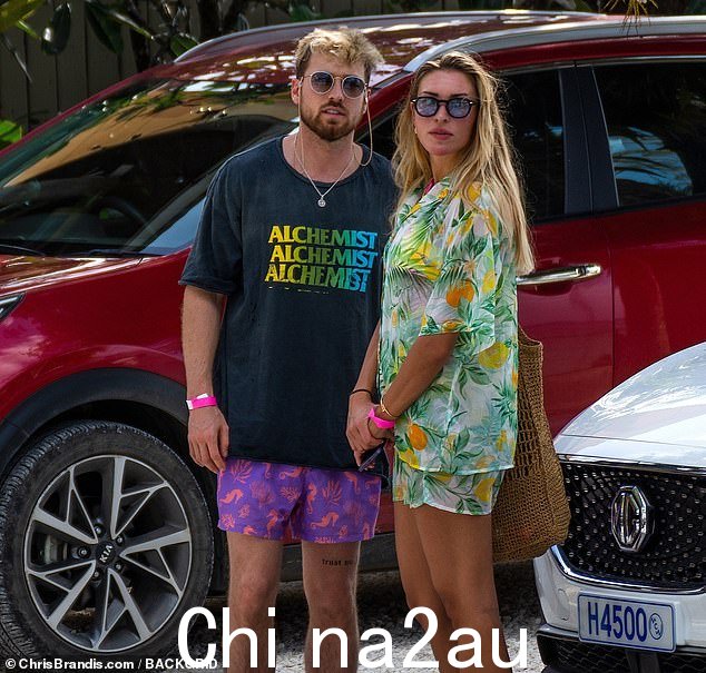 假日模式:26 岁的扎拉·麦克德莫特 (Zara McDermott) 和 30 岁的男友萨姆·汤普森 (Sam Thompson) 周六继续享受他们在巴巴多斯的度假,穿着印花套装充满热带气息