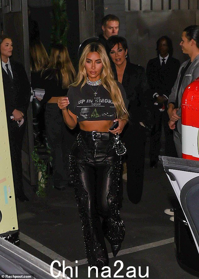 场景窃取者:Kim Kardashian 周六晚上到达她姐姐 Kourtney Kardashian 的长子 Mason Disick 在洛杉矶举行的史诗般的 13 岁生日狂欢时抢尽风头