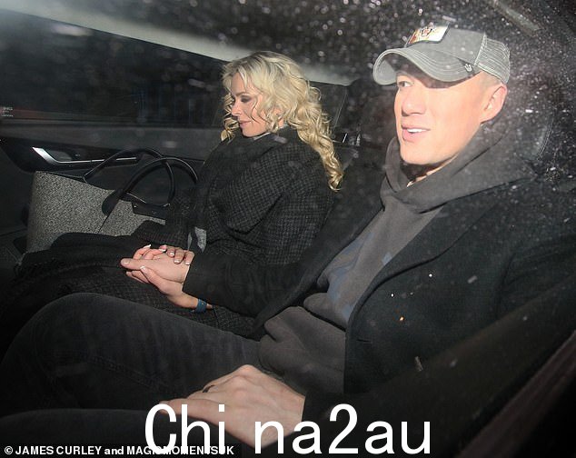 甜美:专业舞者 Kai Widdrington 和 Nadiya Bychkova 在他们表演时表现得十分受人喜爱ld hands while heading home