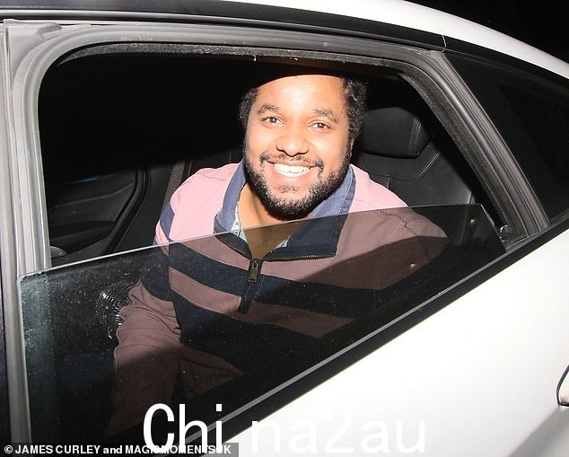 喜气洋洋:Hamza Yassin 无法掩饰脸上的笑容,而 Tess Daly 则在他们从周六的舞动奇迹回家的路上看起来睡眼惺忪