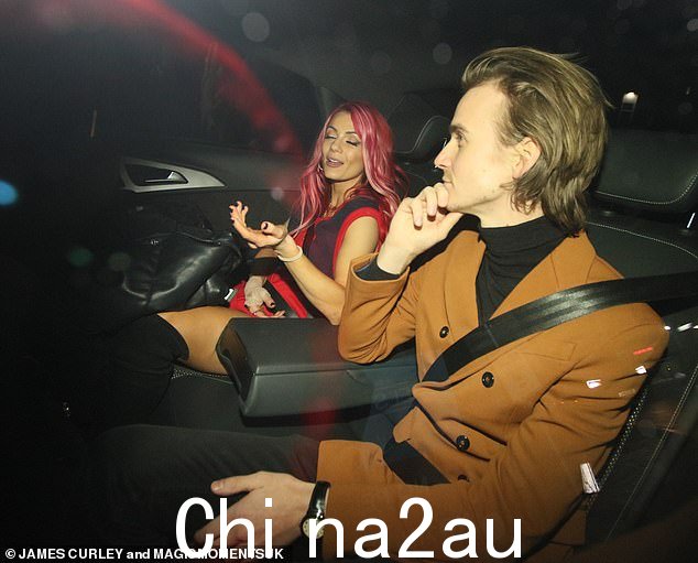 累了:Dianne Buswell 和她的男朋友 Joe Sugg 被发现在清晨的派对后离开