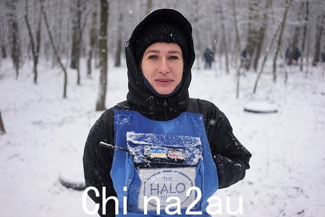 图中来自 Bakhmut 的 Yulia 正在基辅附近扫雷,而她的 b rother 在前线为 Halo Trust 战斗