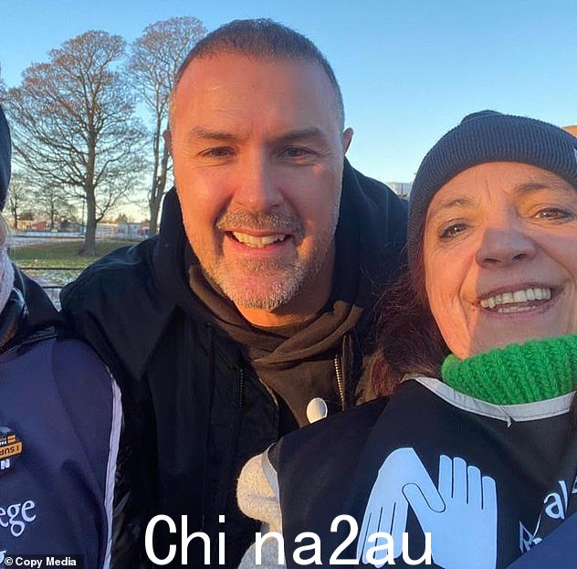 罢工:Paddy McGuinness,49 岁,表示支持罢工星期四,NHS 护士在利物浦的 Alder Hey 儿童医院加入他们的纠察线