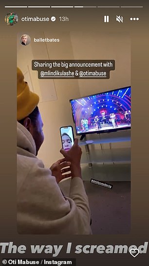 太高兴了:一位朋友通过 FaceTime 与 Oti 分享了他们观看 Strictly 系列 20 展开的最后时刻的时刻,Oti 补充说:'我尖叫的方式'