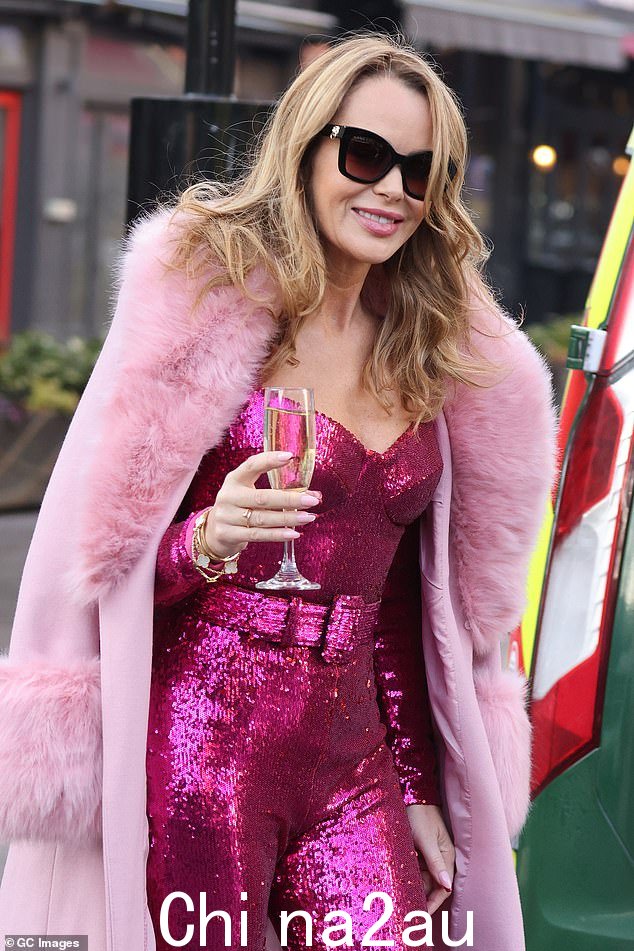 节日气氛!Amanda Holden 透露她在圣诞节上午 10 点喝雪利酒,并“在孩子们之前起床”以庆祝激动人心的庆祝活动