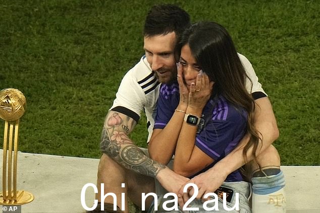 安东内拉·罗库佐 (Antonela Roccuzzo) 擦去眼中的喜悦泪水,她的传奇足球运动员丈夫坐在她身后,双腿缠绕在她身上