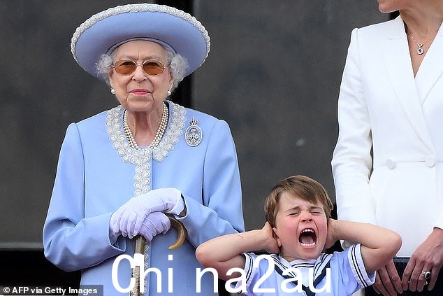 这位四岁的孩子在英国女王伊丽莎白二世的白金五十周年庆典上俘获了全国的心