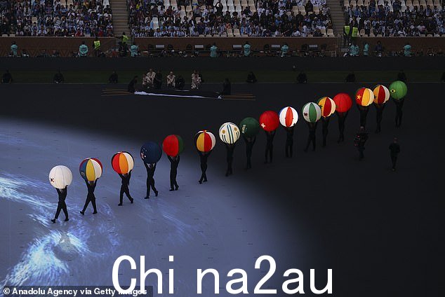 包含某些比赛旗帜的球2022 年 12 月 18 日在卢赛尔体育场举行的 2022 年卡塔尔世界杯决赛阿根廷和法国之间的闭幕式上出现了 g 个国家