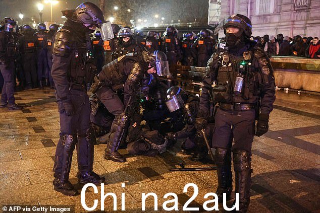在周日晚上法国队在世界杯决赛中失利后,法国国家警察在凯旋门附近的香榭丽舍大道上拘留了一个人