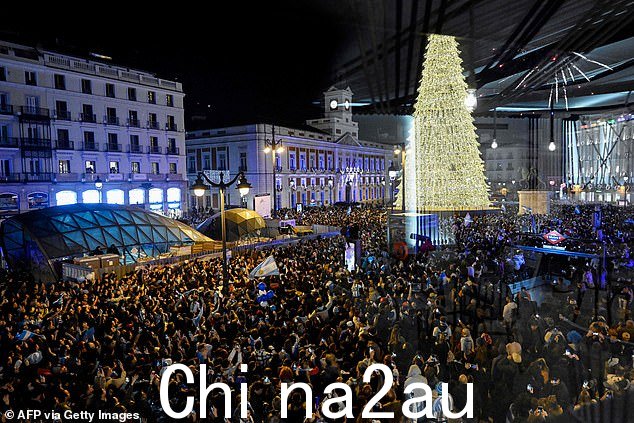 阿根廷球迷庆祝他们的球队在 2022 年 12 月 18 日在马德里举行的卡塔尔 2022 年世界杯决赛足球比赛中战胜法国