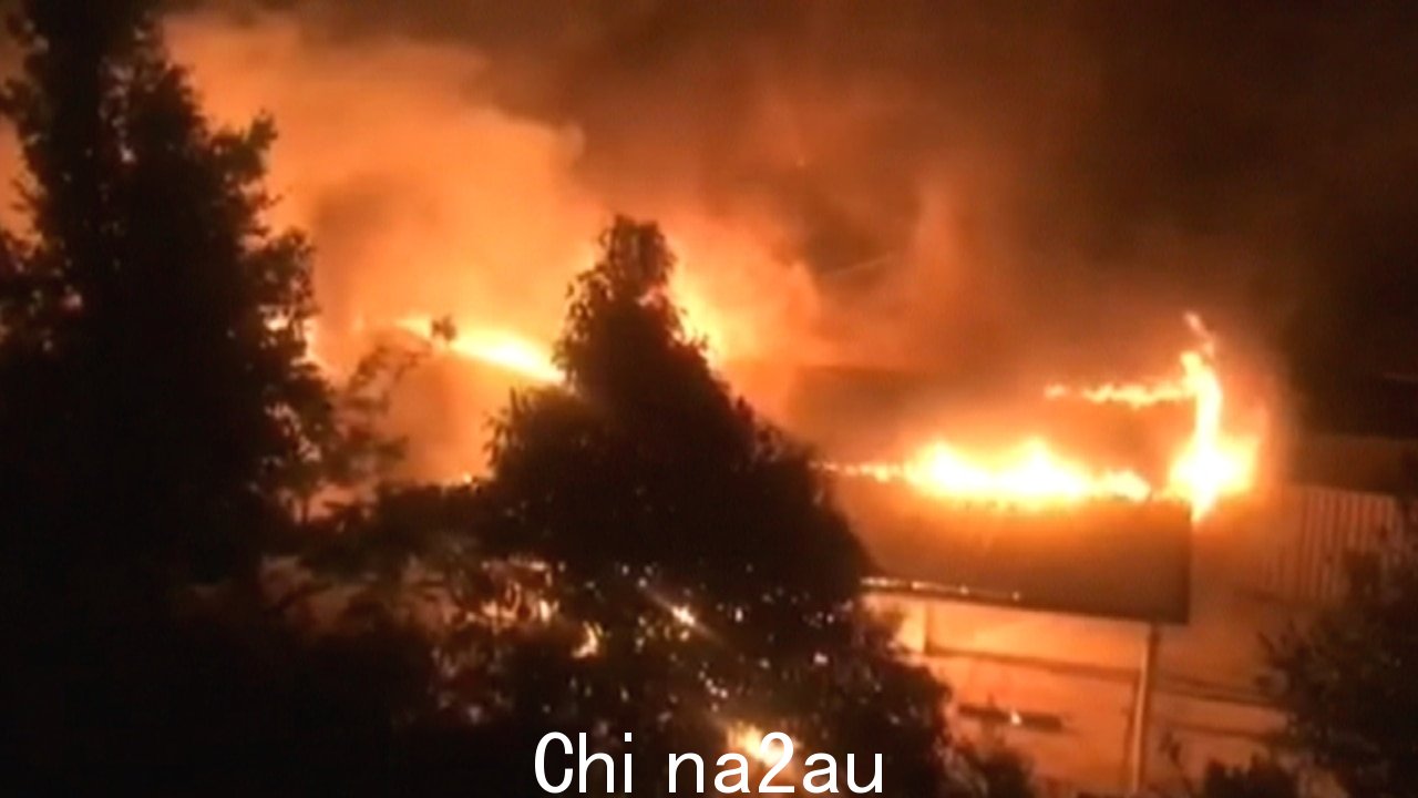 Geelong 的房屋火灾导致死亡两个人” /><p>警方正在维多利亚州一场房屋火灾现场调查火灾周围的情况,造成两人死亡。</p><p>维多利亚警方纵火队的侦探和一名火灾调查员接到电话作为对致命火灾调查的一部分,周一早上前往吉朗附近的 Lara 房产。</p><p>紧急服务人员于凌晨 4 点 45 分左右赶往 Forest Road North 的住所,消防员扑灭了火后发现了这两具尸体</p><p>居民 Peter Harvey 告诉 Geelong Advertiser,他听到“关上车门的声音”,并注意到“所有这些火花都在路上冒出来”。</p><p>更多关于这个故事以及有关 Flash 的所有最新新闻。1 个地方有 25 个以上的新闻频道。初次接触 Flash?免费试用 1 个月。优惠活动将于 2023 年 10 月 31 日结束</p><img class=
