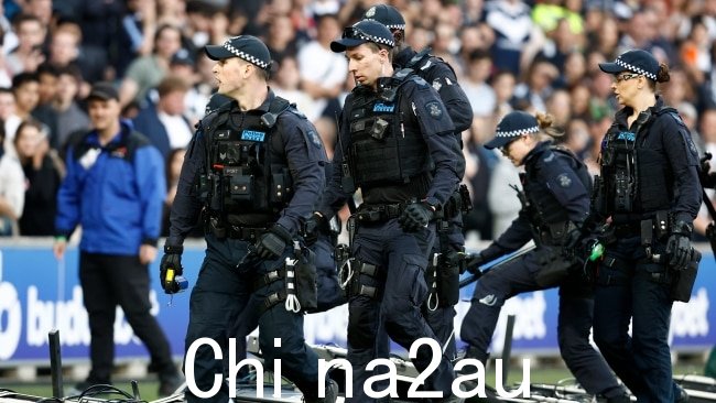 维多利亚警方表示,现场有 134 名警官,他们“尽快”作出回应。 Picture : Darrian Traynor/Getty Images