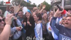 阿根廷足球迷蜂拥而至澳大利亚天空新闻记者朱莉娅布拉德利，因为他们在热闹的现场交叉中庆祝世界杯胜利