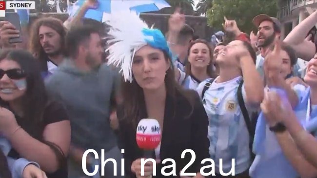一位球迷在布拉德利的头上戴上蓝白相间的莫霍克发型，球迷们载歌载舞庆祝。图片：提供