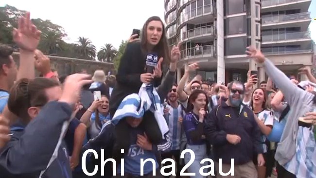 天空新闻澳大利亚记者朱莉娅布拉德利是庆祝阿根廷世界杯胜利的狂热支持者之一。图片：已提供