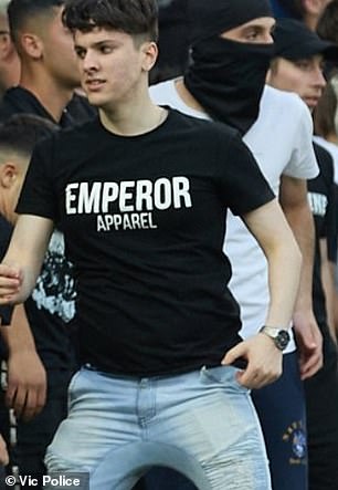 警方也有兴趣从这么远的地方听到穿着 Emperor Apparel 衬衫的消息