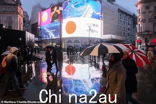 在近两周零度以下的气温过后,今天该国部分地区的气温预计将达到 15 摄氏度,而一个月的降雨量将在短短两天内下降 - 因为英国正准备迎接天气的急剧变化。图为:周日晚上伦敦皮卡迪利广场