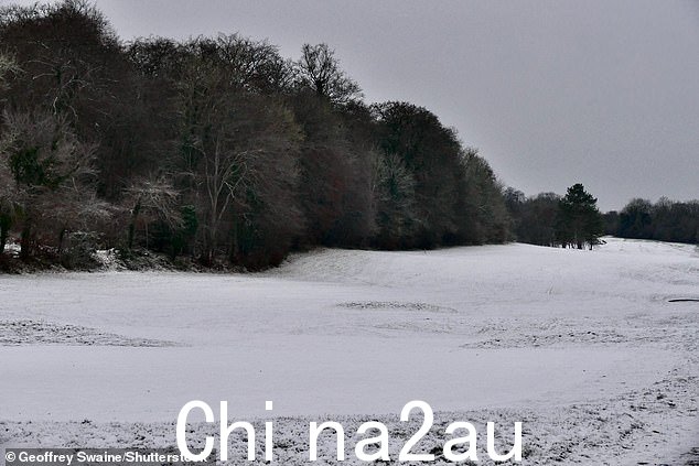 牛津郡Harpsden Bottom 的小村庄又经历了零下一夜的降雪