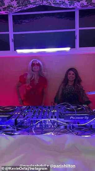 名人 DJ 然后在甲板上驻守,在那里她和歌手 Paula Abdul 一起演唱了 1988 年的热门歌曲 Straight Up