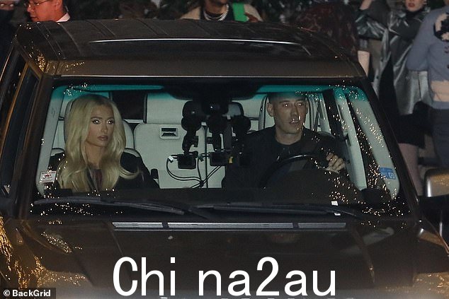 参加下一场派对!酒店女继承人变身的真人秀偶像和 M13 的联合创始人——都是 41 岁——都穿着黑色套装参加由布鲁克林出生的 69 岁大亨举办的节日庆祝活动