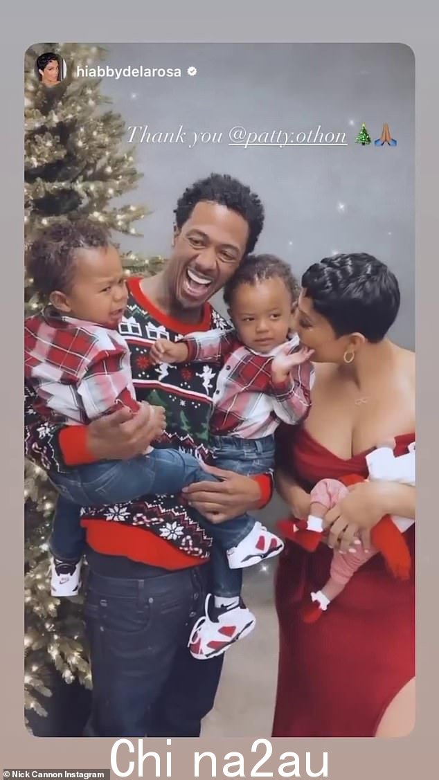 Cannon 也出现在周六的假日 Instagram 帖子中,旁边还有 Abby De La Rosa 和他们的双胞胎儿子 Zion 和 Zillion,一个
