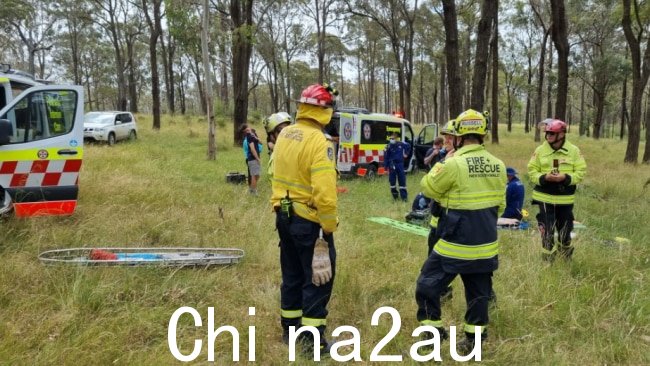 一名年轻的跳伞者被怀疑患有脊椎病在悉尼西南部郊区的树冠上“重大”坠落后受伤。图片：新南威尔士州消防救援队。