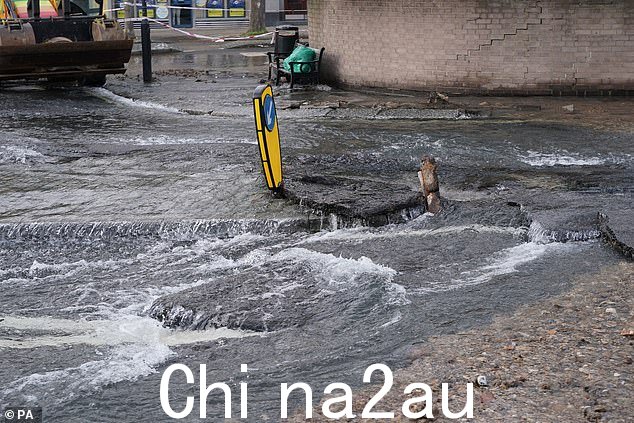 周六卡姆登 Belsize 路的一条水管爆裂,淹没了伦敦街道