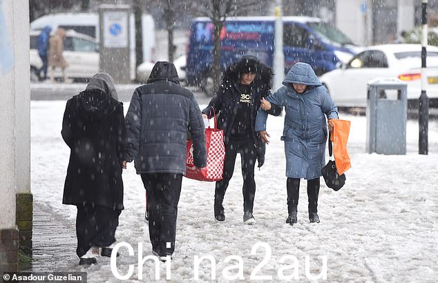 上周大雪覆盖了兰开夏郡布莱克本市中心的圣诞购物者