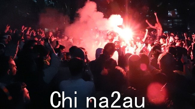 12 月初，在联邦广场观看 Socceroos 世界杯时也点燃了照明弹。图片：NCA NewsWire / David Crosling
