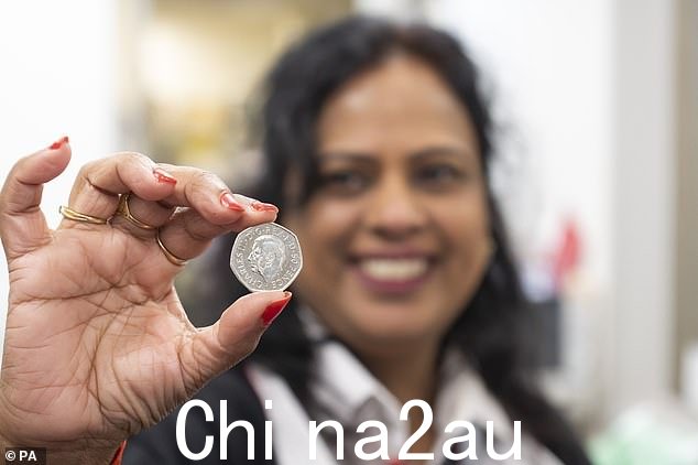 一枚 50 便士的硬币,上面印有国王查理三世的肖像,位于靠近克拉伦斯宫的奥德维奇分行
