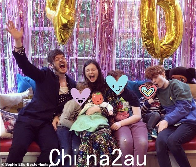 七口之家:五个孩子的母亲与 41 岁的丈夫 Richard Jones 分享了 18 岁的儿子 Sonny、13 岁的 Kit、10 岁的 Ray、6 岁的 Jesse 和 3 岁的米奇,他是 The Feeling 的贝斯手