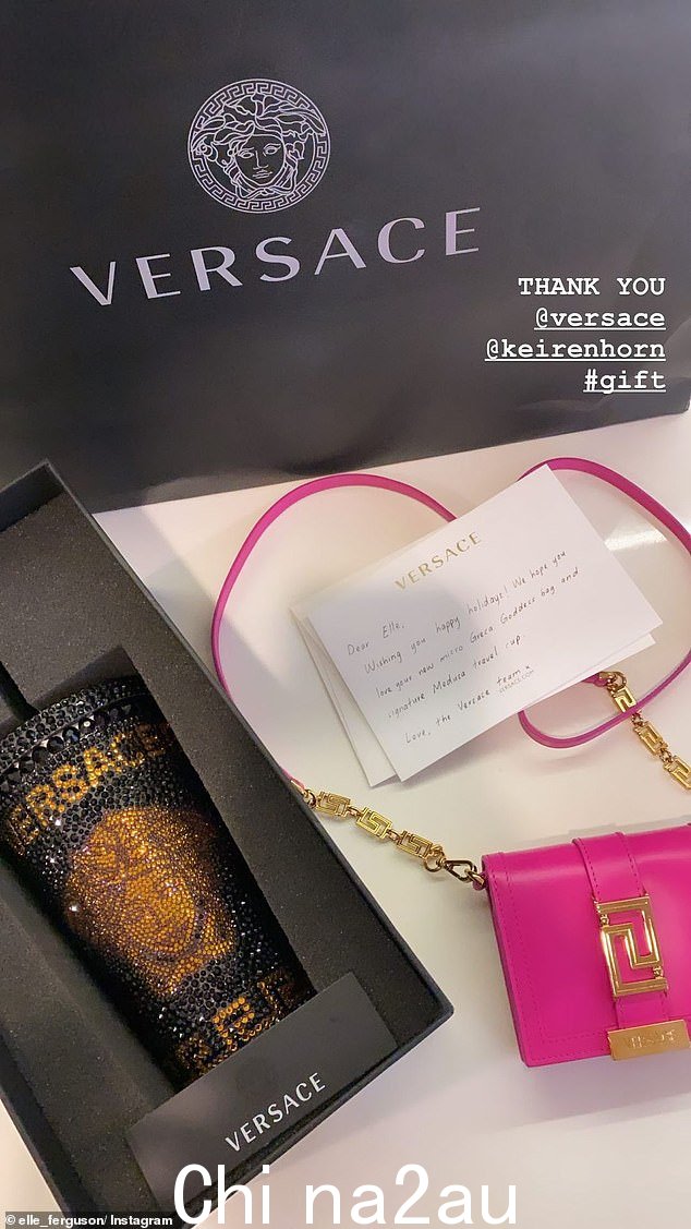 她还收到了一个 1,560 美元的 Versace 旅行杯