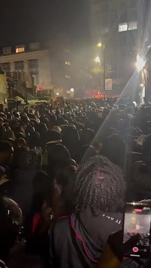 当成群结队的无票歌迷强行进入标志性的伦敦南部音乐场所时发生了迷恋