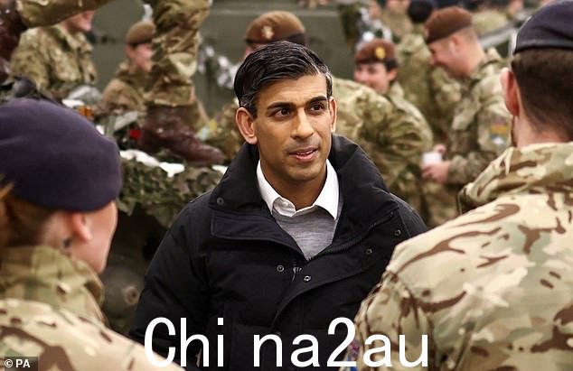 总理 Rishi Sunak 在爱沙尼亚塔帕的塔帕军事基地与北约部队会谈