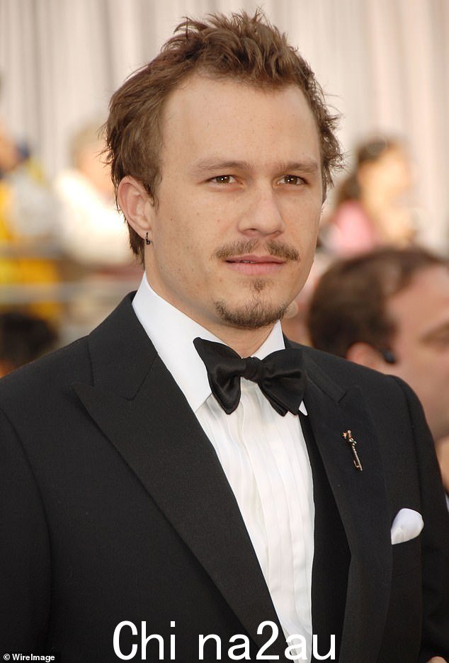 Heath Ledger(如图)因服药过量不幸去世,享年 28 岁,已经 14 年了。Hugh 摄于 2006 年