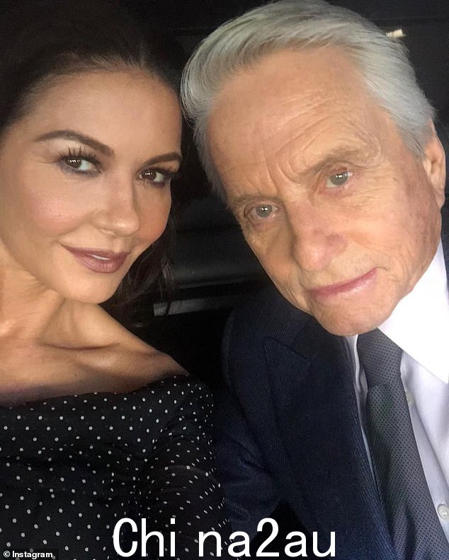 Crush: Catherine Zeta Jones 已经宣布她对另一个男人的爱 - 并说她的丈夫迈克尔道格拉斯'很好'