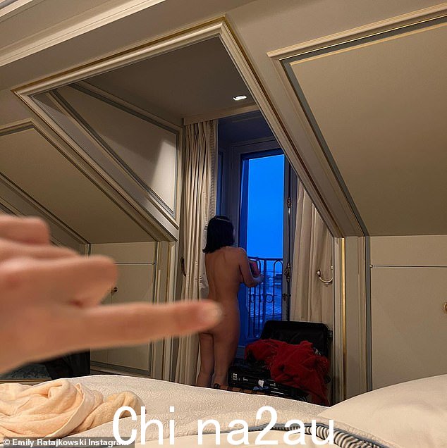 精简版:在她的 Instagram 轮播中,这位 31 岁的模特在她的酒店房间里分享了一张 Babs 的裸体照片(如图),看看歌手 Rosalia 的照片音乐会和她自己在屋顶上的歌唱技巧