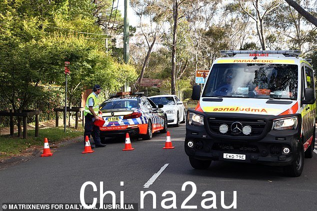 警方谈判人员在悉尼西部的弗莱彻瞭望台与被指控的凶手阿什利加迪陷入紧张对峙(图为警方行动)