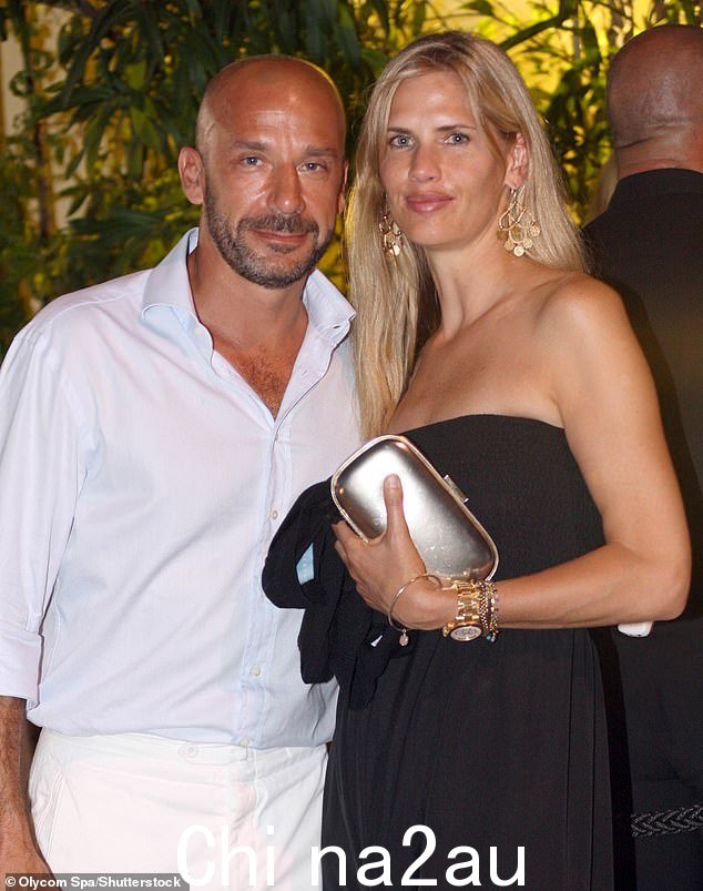 Gianluca Vialli 和妻子 Cathryn White Cooper 于 2010 年在意大利撒丁岛切尔沃港的亿万富翁俱乐部举办派对