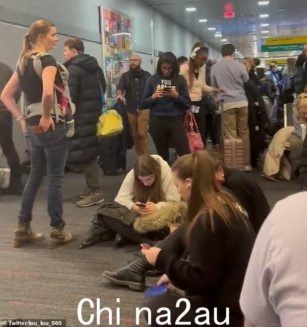 在纽约肯尼迪机场的视频片段中,可以看到度假者躺在地板上等待更新,而其他人则明显疲倦