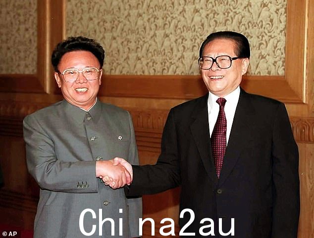 图:中国时任国家主席江泽民(右)会见朝鲜时任领导人金正恩Jong Il in Beijing