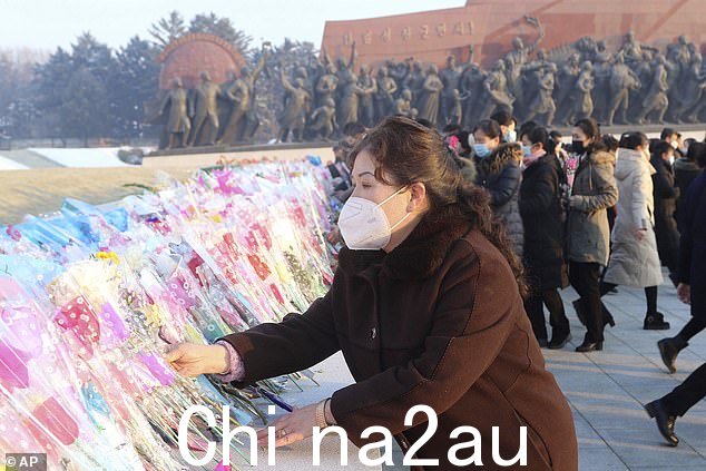 图:人们在前领导人金日成和金正日的雕像前献花2022 年 12 月 17 日在平壤万寿山。这是为了纪念金正日逝世 11 周年