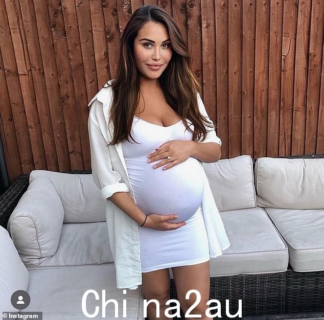 艰难时期:前任海滩明星在经历了一系列并发症后于 2 月通过剖腹产迎来了她的儿子