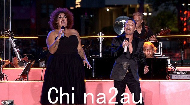 Anthony Callea(右)、Marcia Hines、Christine Anu、Guy Sebastian、John Paul Young、Casey Donovan(左)、Dami Im 和 Lorenzo Rositano 在活动中表演
