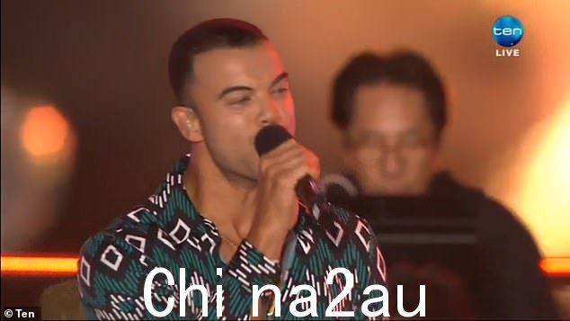 它由 Grant Denyer、Sandra Sully 和演员 Luke Carroll 主持。 (图:Guy Sebastian)